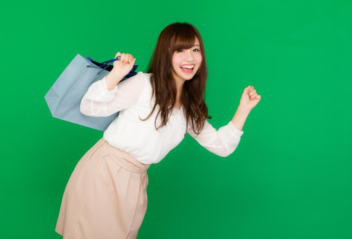 主婦が買い物カゴをもって株を買う