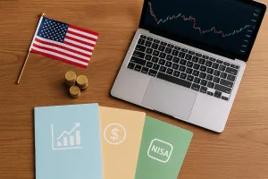 米国高配当株ファンドをイメージしたデスクに、米国旗と株価チャートを映すノートパソコン、コイン、NISAなどを示すカラフルな資料フォルダーが並ぶ写真